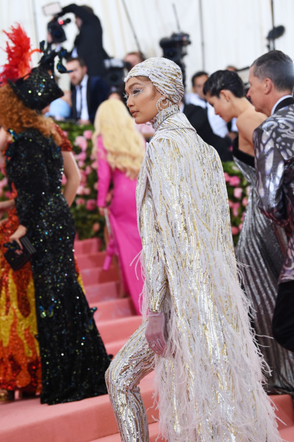 Cara Delevingne đội mũ gắn răng giả, vỏ chuối, trứng ốp dự Met gala - 7 Cara Delevingne đội mũ gắn răng giả, vỏ chuối, trứng ốp dự Met gala - 7