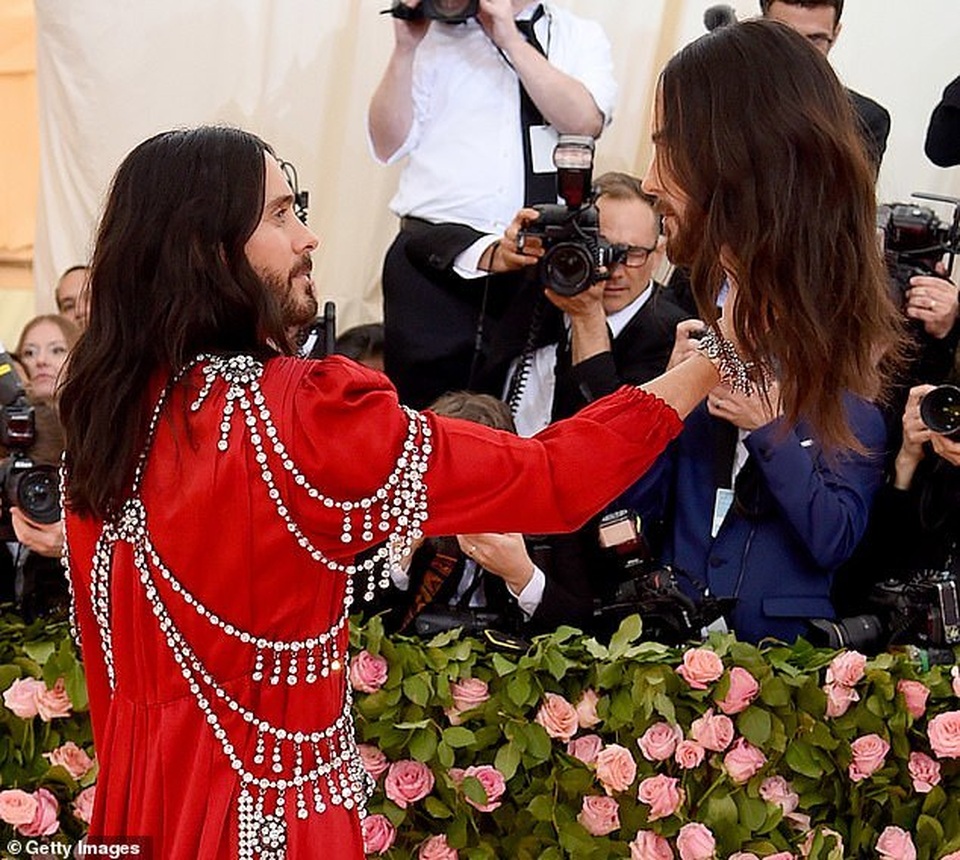 Jared Leto gây sốc khi mang tượng đầu người dự Met gala - 1 Jared Leto gây sốc khi mang tượng đầu người dự Met gala - 1