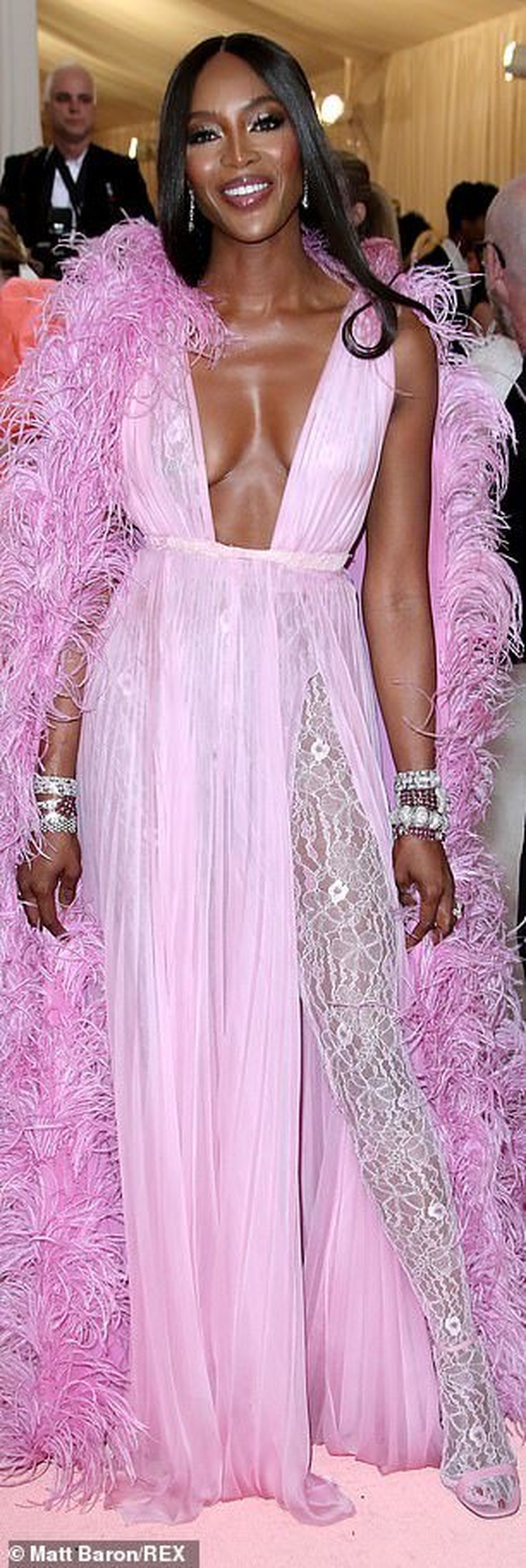 Naomi Campbell hóa đóa hoa tím quyến rũ - 4 Naomi Campbell hóa đóa hoa tím quyến rũ - 4