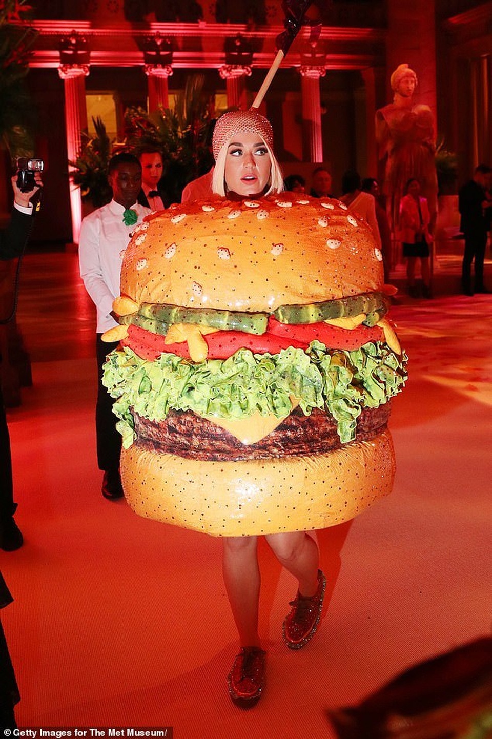 Hết mặc đèn chùm, Katy Perry lại mặc... bánh hamburger - 3 Hết mặc đèn chùm, Katy Perry lại mặc... bánh hamburger - 3