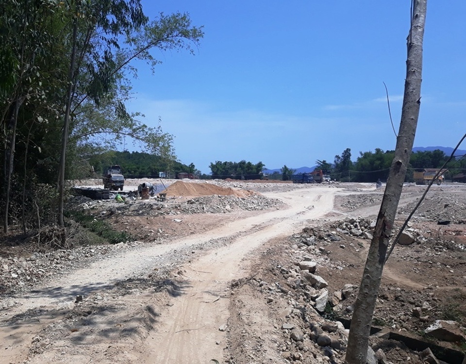 UBND tỉnh Bình Định chỉ đạo, huyện họp “nóng” vụ núi Mò O bị xẻ thịt! - 4 UBND tỉnh Bình Định chỉ đạo, huyện họp “nóng” vụ núi Mò O bị xẻ thịt! - 4
