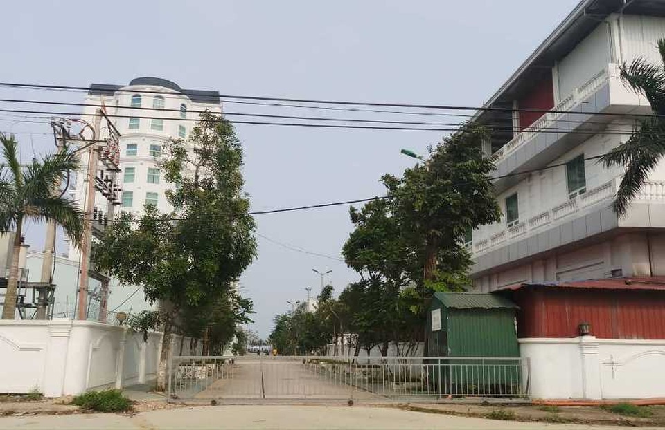 Hàng trăm người tập trung phản đối vì lối ra biển bị chắn kín bằng rào sắt - 2 Hàng trăm người tập trung phản đối vì lối ra biển bị chắn kín bằng rào sắt - 2