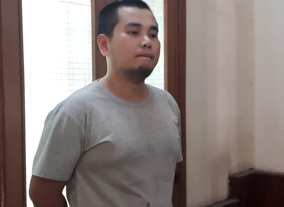 Kẻ nghi ngáo đá ngang nhiên cầm dao uy hiếp người đi đường - 2 Kẻ nghi ngáo đá ngang nhiên cầm dao uy hiếp người đi đường - 2