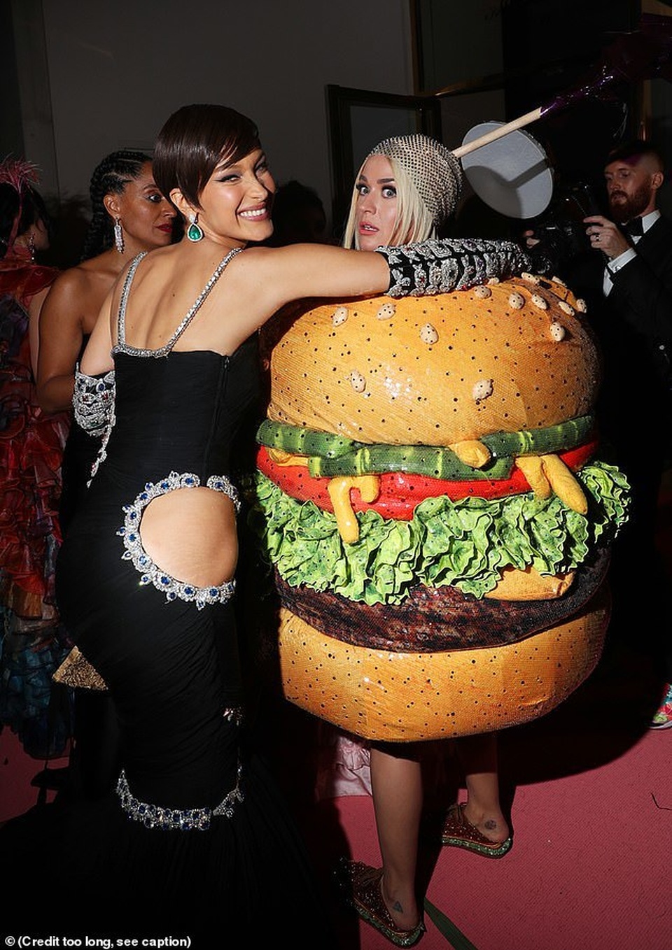 Hết mặc đèn chùm, Katy Perry lại mặc... bánh hamburger - 2 Hết mặc đèn chùm, Katy Perry lại mặc... bánh hamburger - 2