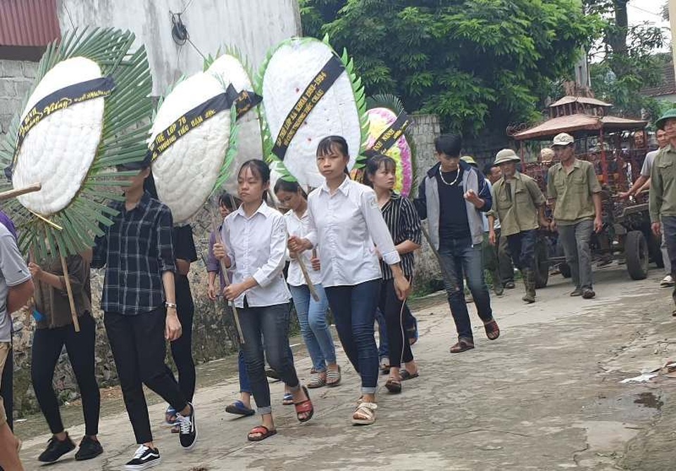 Tang thương nơi vùng quê có 4 học sinh bị đuối nước - 1 Tang thương nơi vùng quê có 4 học sinh bị đuối nước - 1