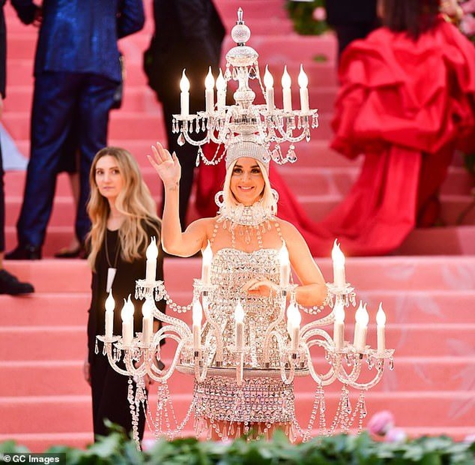 Hết mặc đèn chùm, Katy Perry lại mặc... bánh hamburger - 9 Hết mặc đèn chùm, Katy Perry lại mặc... bánh hamburger - 9