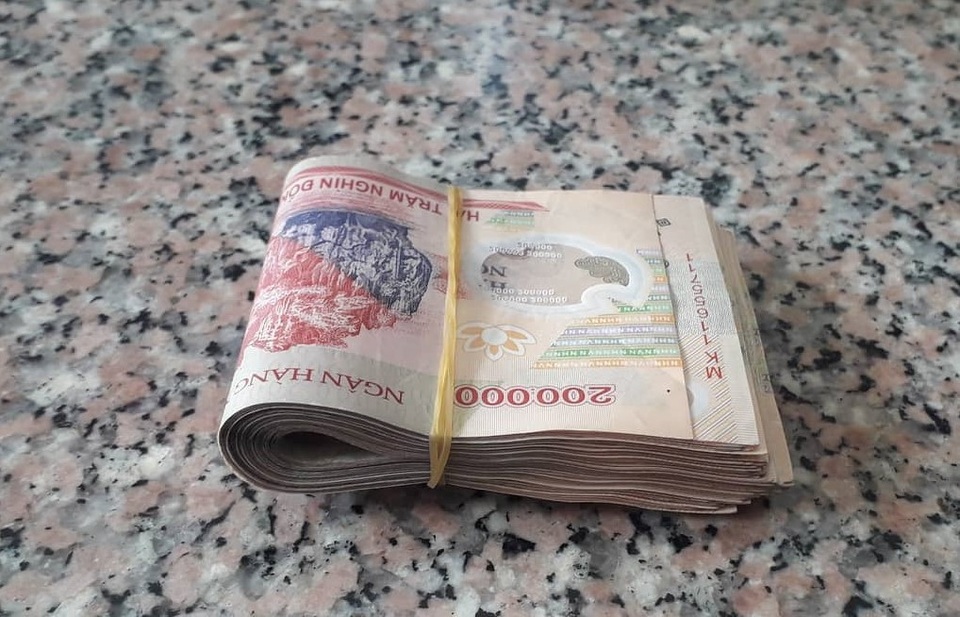 Bé gái mang cọc tiền nhặt được, nhờ công an trả lại người đánh rơi - 1 Bé gái mang cọc tiền nhặt được, nhờ công an trả lại người đánh rơi - 1