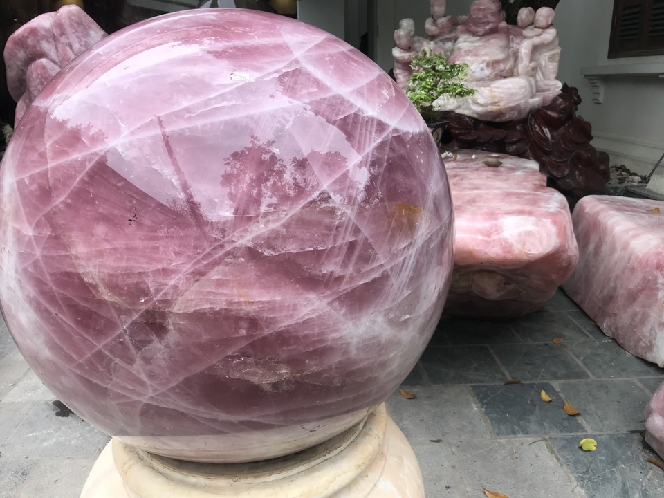 Sững sờ trước vẻ đẹp của bộ bàn ghế đá thạch anh hồng, chỉ đại gia mới dám chơi - 8 Sững sờ trước vẻ đẹp của bộ bàn ghế đá thạch anh hồng, chỉ đại gia mới dám chơi - 8