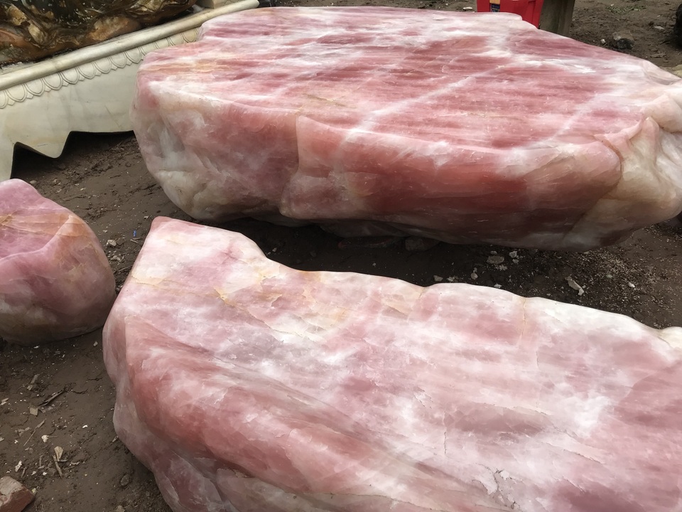 Sững sờ trước vẻ đẹp của bộ bàn ghế đá thạch anh hồng, chỉ đại gia mới dám chơi - 9 Sững sờ trước vẻ đẹp của bộ bàn ghế đá thạch anh hồng, chỉ đại gia mới dám chơi - 9