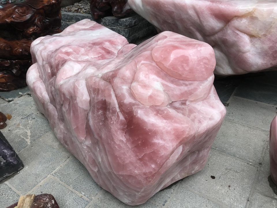 Sững sờ trước vẻ đẹp của bộ bàn ghế đá thạch anh hồng, chỉ đại gia mới dám chơi - 4 Sững sờ trước vẻ đẹp của bộ bàn ghế đá thạch anh hồng, chỉ đại gia mới dám chơi - 4