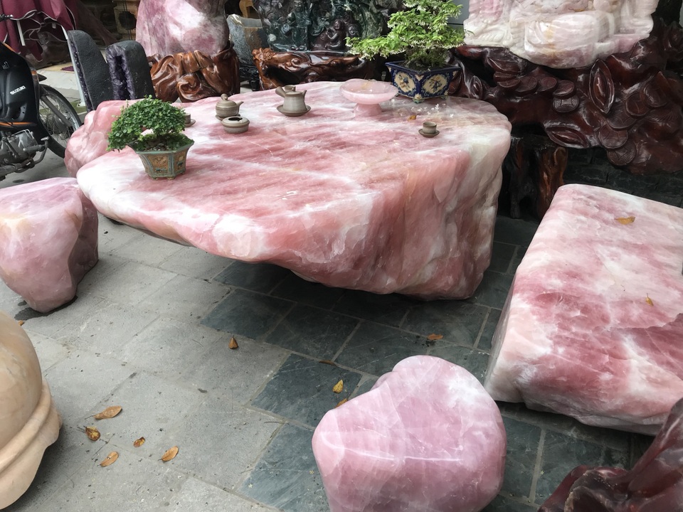 Sững sờ trước vẻ đẹp của bộ bàn ghế đá thạch anh hồng, chỉ đại gia mới dám chơi - 6 Sững sờ trước vẻ đẹp của bộ bàn ghế đá thạch anh hồng, chỉ đại gia mới dám chơi - 6