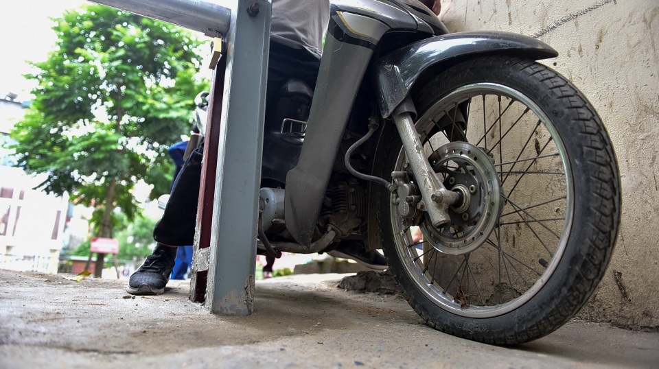 Hà Nội: Dân cư ngõ nhỏ tự dựng barie kiên cố chặn xe máy vì quá ồn - 8 Hà Nội: Dân cư ngõ nhỏ tự dựng barie kiên cố chặn xe máy vì quá ồn - 8