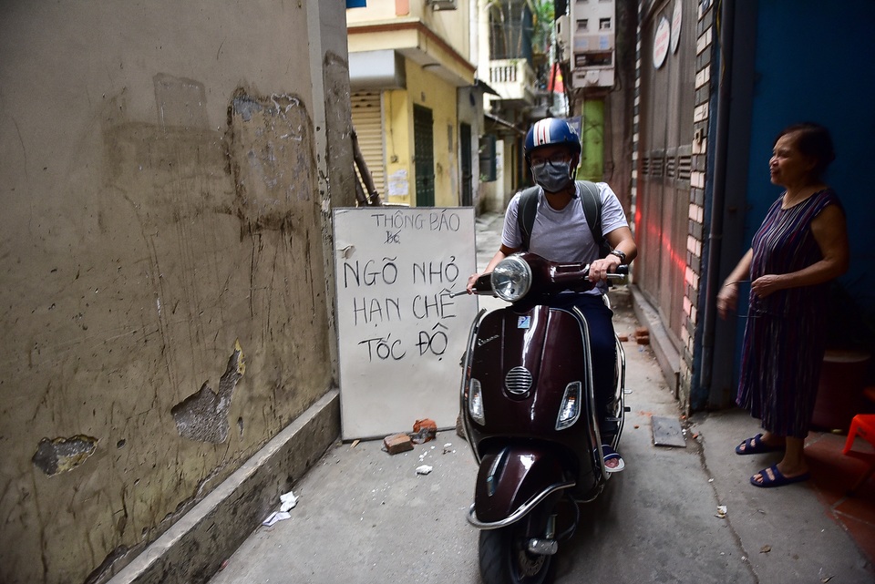 Hà Nội: Dân cư ngõ nhỏ tự dựng barie kiên cố chặn xe máy vì quá ồn - 10 Hà Nội: Dân cư ngõ nhỏ tự dựng barie kiên cố chặn xe máy vì quá ồn - 10