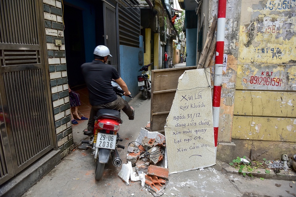 Hà Nội: Dân cư ngõ nhỏ tự dựng barie kiên cố chặn xe máy vì quá ồn - 9 Hà Nội: Dân cư ngõ nhỏ tự dựng barie kiên cố chặn xe máy vì quá ồn - 9
