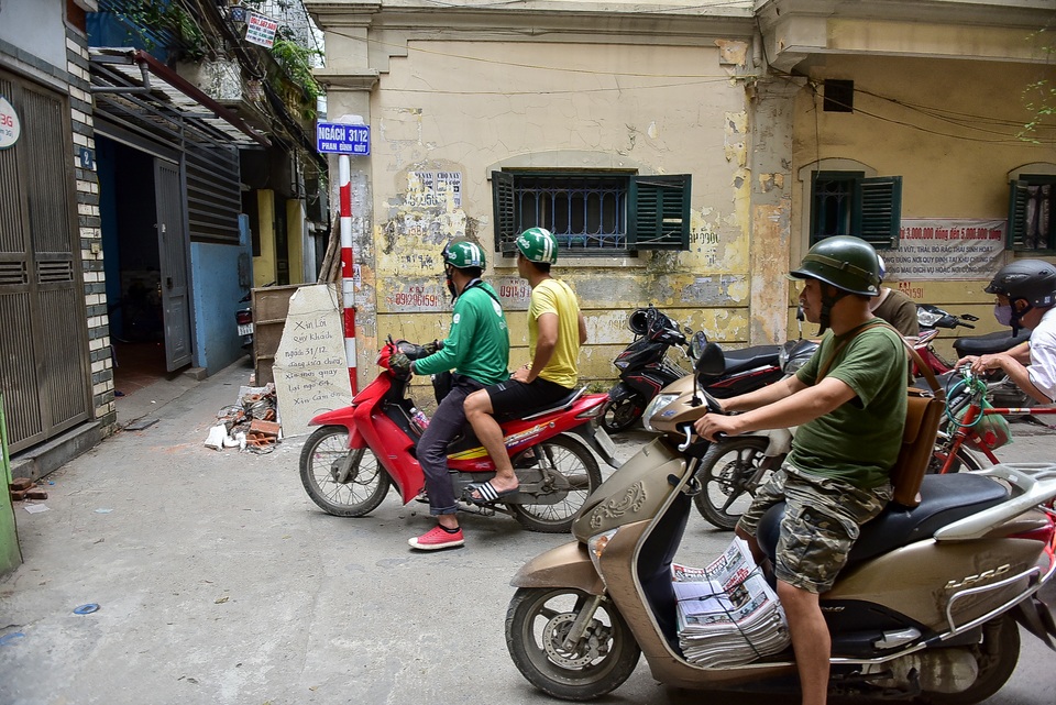 Hà Nội: Dân cư ngõ nhỏ tự dựng barie kiên cố chặn xe máy vì quá ồn - 11 Hà Nội: Dân cư ngõ nhỏ tự dựng barie kiên cố chặn xe máy vì quá ồn - 11