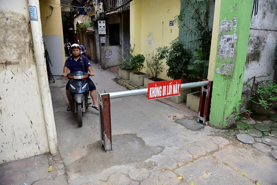 Hà Nội: Dân cư ngõ nhỏ tự dựng barie kiên cố chặn xe máy vì quá ồn - 1 Hà Nội: Dân cư ngõ nhỏ tự dựng barie kiên cố chặn xe máy vì quá ồn - 1