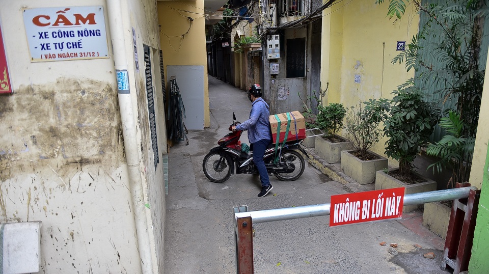 Hà Nội: Dân cư ngõ nhỏ tự dựng barie kiên cố chặn xe máy vì quá ồn - 6 Hà Nội: Dân cư ngõ nhỏ tự dựng barie kiên cố chặn xe máy vì quá ồn - 6