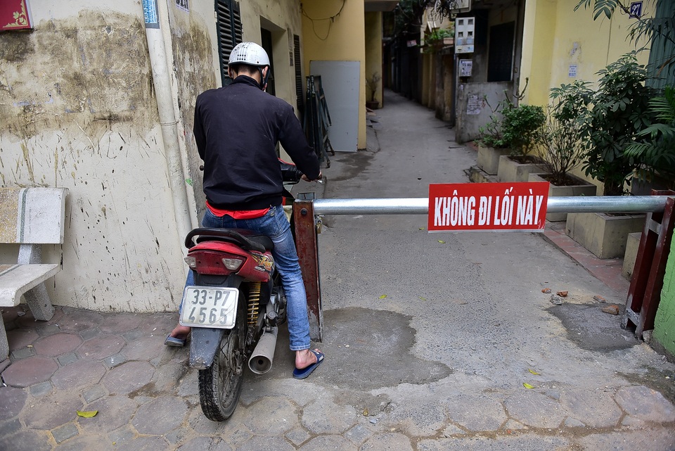 Hà Nội: Dân cư ngõ nhỏ tự dựng barie kiên cố chặn xe máy vì quá ồn - 7 Hà Nội: Dân cư ngõ nhỏ tự dựng barie kiên cố chặn xe máy vì quá ồn - 7