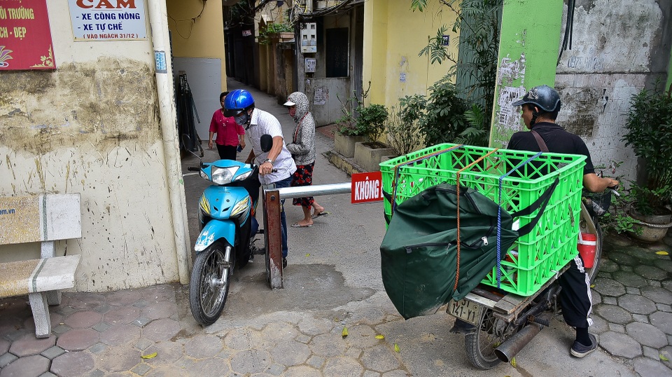 Hà Nội: Dân cư ngõ nhỏ tự dựng barie kiên cố chặn xe máy vì quá ồn - 4 Hà Nội: Dân cư ngõ nhỏ tự dựng barie kiên cố chặn xe máy vì quá ồn - 4