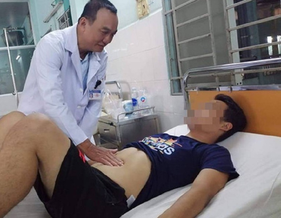 Nghịch dại nuốt ruột bút bi, nam thanh niên gặp nạn - 1