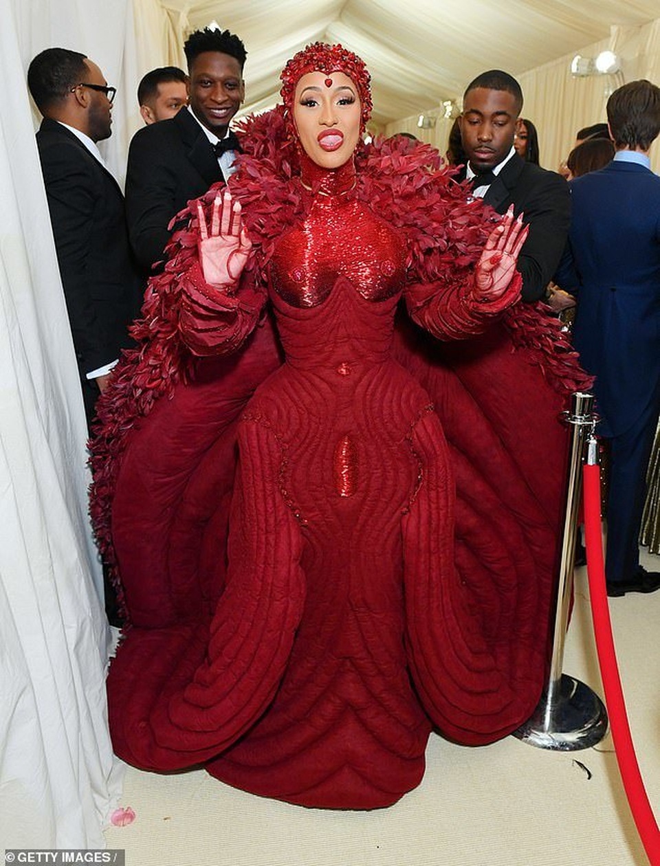 Cardi B gây choáng với váy siêu cầu kỳ - 8 Cardi B gây choáng với váy siêu cầu kỳ - 8