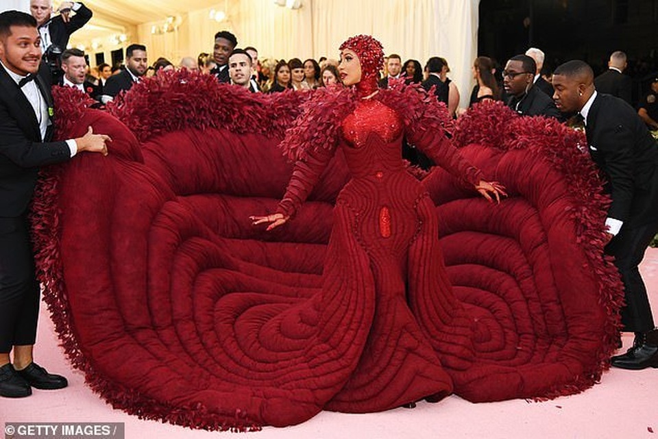 Cardi B gây choáng với váy siêu cầu kỳ - 6 Cardi B gây choáng với váy siêu cầu kỳ - 6