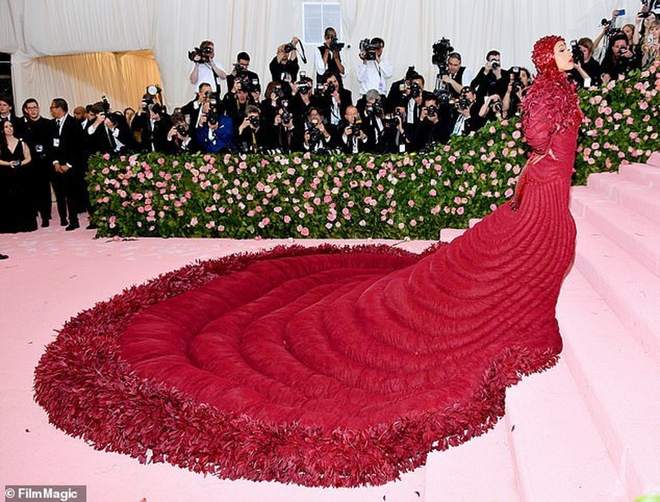 Cardi B gây choáng với váy siêu cầu kỳ - 3 Cardi B gây choáng với váy siêu cầu kỳ - 3