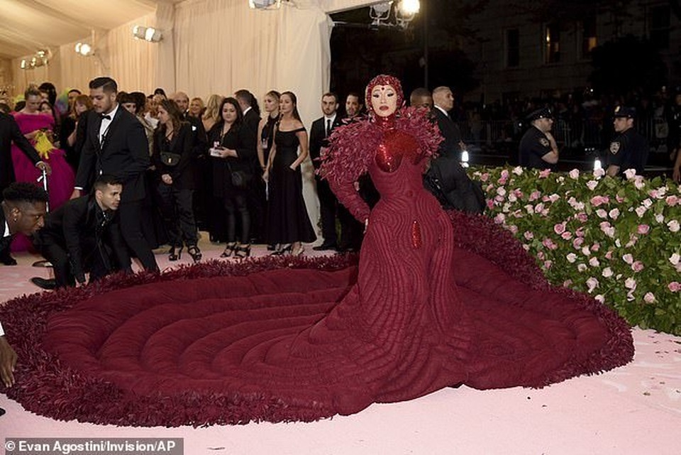 Cardi B gây choáng với váy siêu cầu kỳ - 2 Cardi B gây choáng với váy siêu cầu kỳ - 2