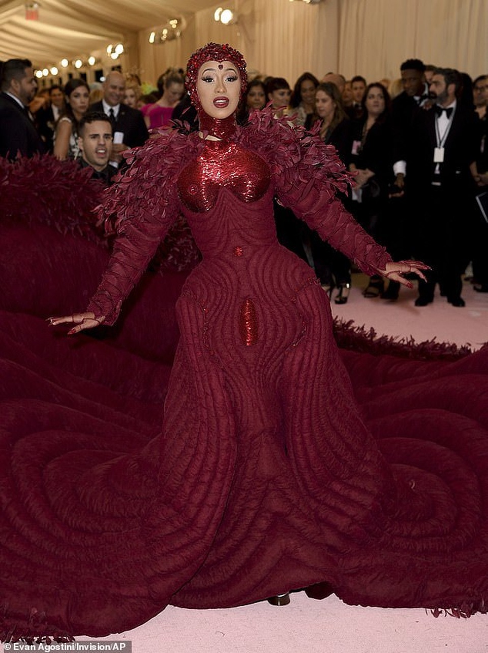 Cardi B gây choáng với váy siêu cầu kỳ - 4 Cardi B gây choáng với váy siêu cầu kỳ - 4