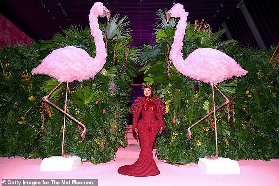 Cardi B gây choáng với váy siêu cầu kỳ - 10 Cardi B gây choáng với váy siêu cầu kỳ - 10