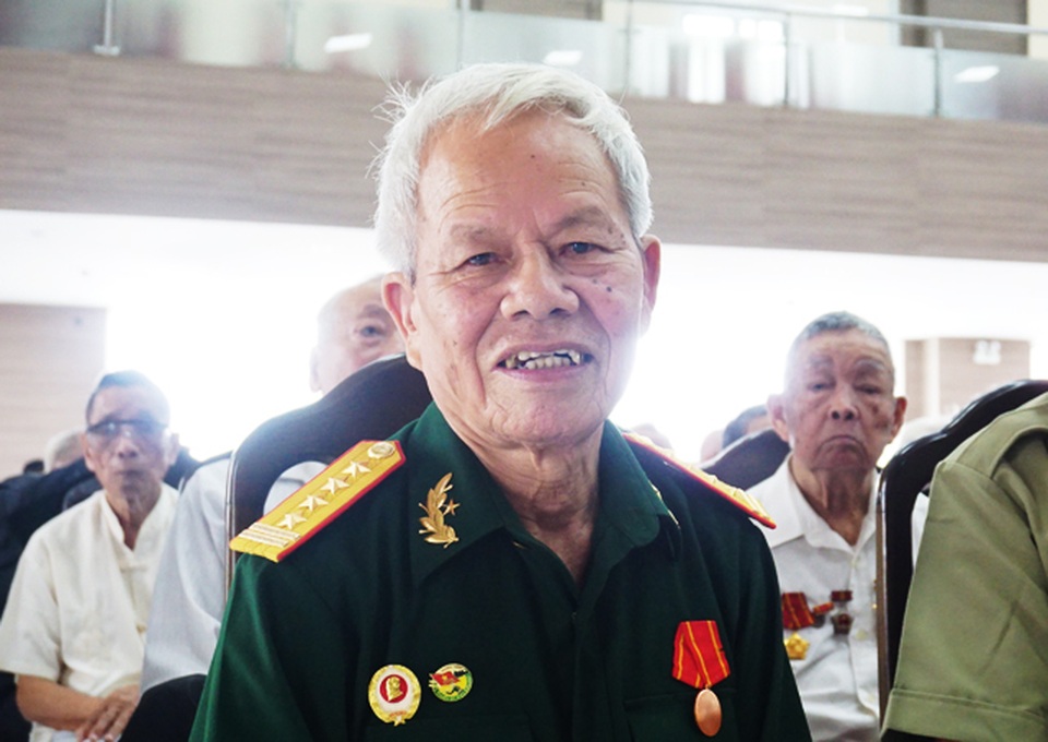 Để phá được lô cốt trên Đồi C2, hai đồng đội đã ngã xuống ngay trước mặt tôi... - 2 Để phá được lô cốt trên Đồi C2, hai đồng đội đã ngã xuống ngay trước mặt tôi... - 2