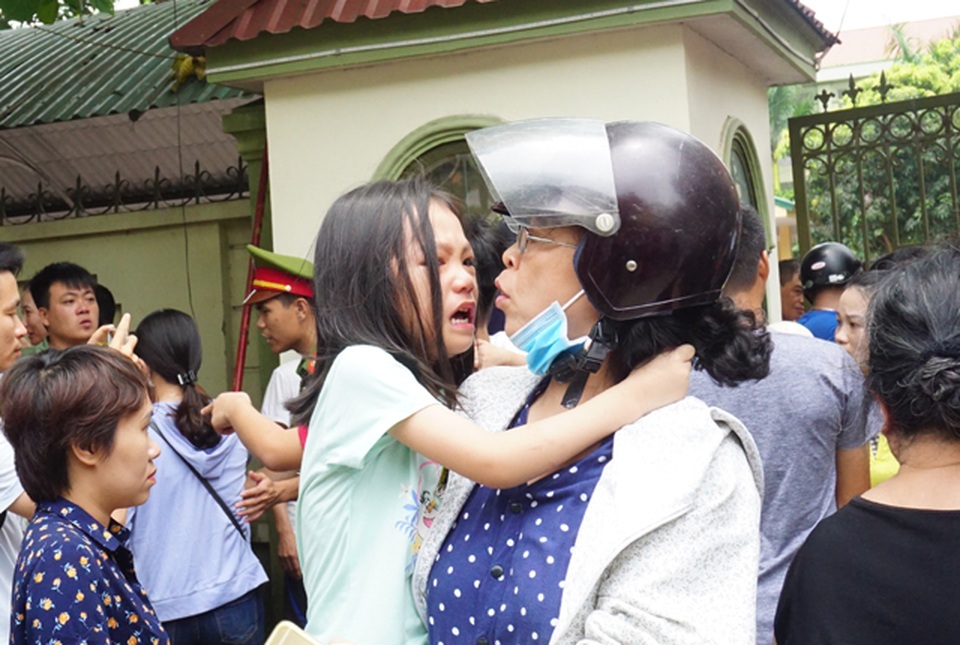 Trường mầm non gặp sự cố điện, hàng trăm phụ huynh khóc mếu đón con - 8 Trường mầm non gặp sự cố điện, hàng trăm phụ huynh khóc mếu đón con - 8