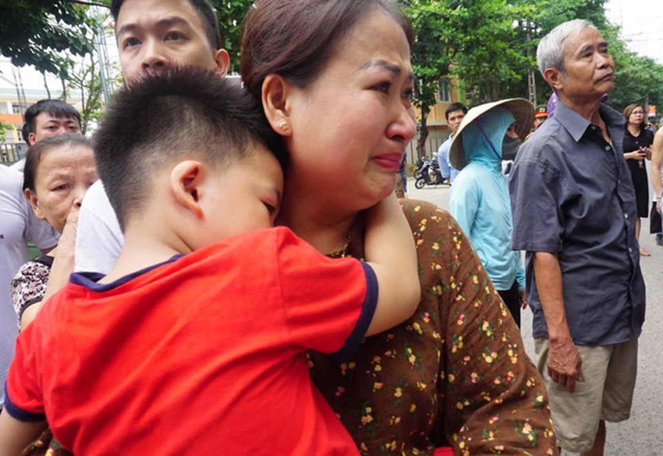 Trường mầm non gặp sự cố điện, hàng trăm phụ huynh khóc mếu đón con - 10 Trường mầm non gặp sự cố điện, hàng trăm phụ huynh khóc mếu đón con - 10