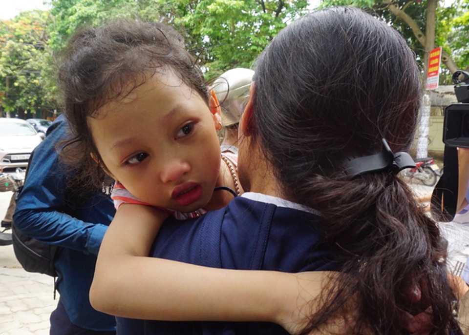 Trường mầm non gặp sự cố điện, hàng trăm phụ huynh khóc mếu đón con - 11 Trường mầm non gặp sự cố điện, hàng trăm phụ huynh khóc mếu đón con - 11