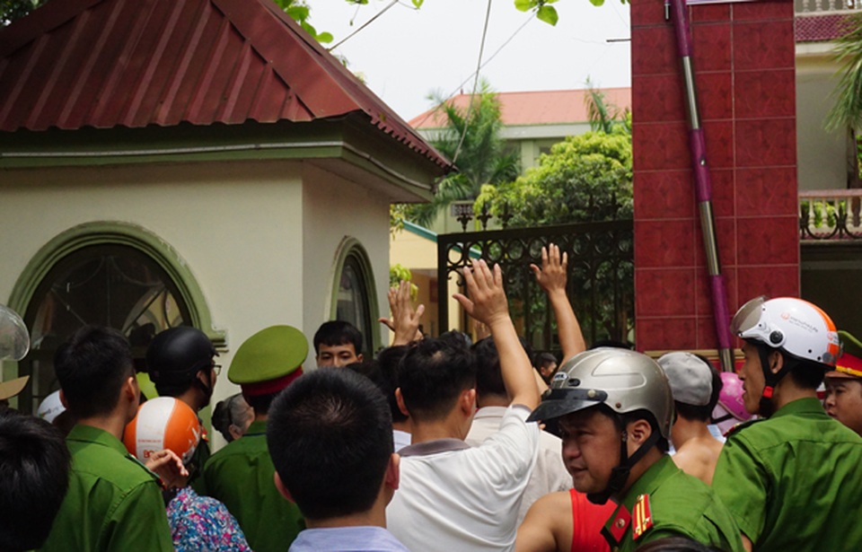 Trường mầm non gặp sự cố điện, hàng trăm phụ huynh khóc mếu đón con - 6 Trường mầm non gặp sự cố điện, hàng trăm phụ huynh khóc mếu đón con - 6