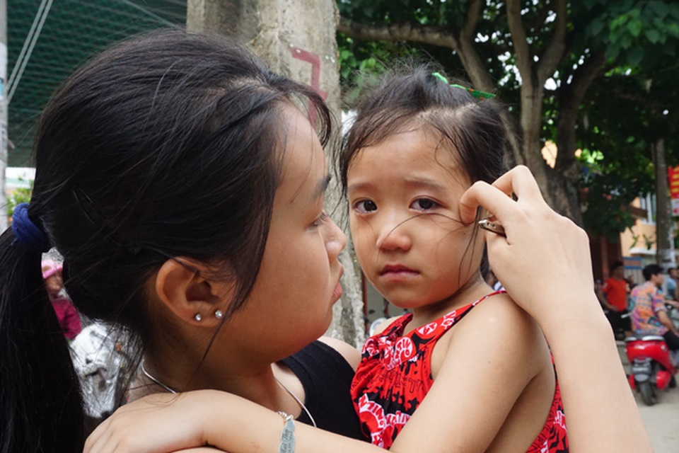 Trường mầm non gặp sự cố điện, hàng trăm phụ huynh khóc mếu đón con - 12 Trường mầm non gặp sự cố điện, hàng trăm phụ huynh khóc mếu đón con - 12