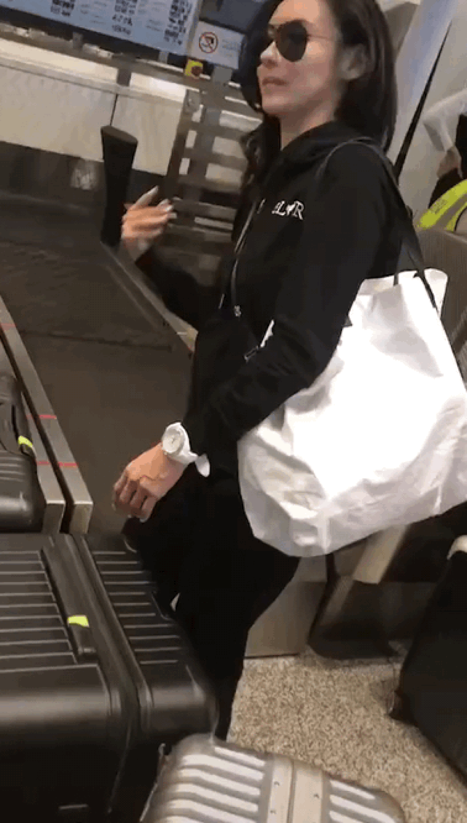 “Bà mẹ ba con” Trương Bá Chi được khen trẻ đẹp như thời thiếu nữ - 6