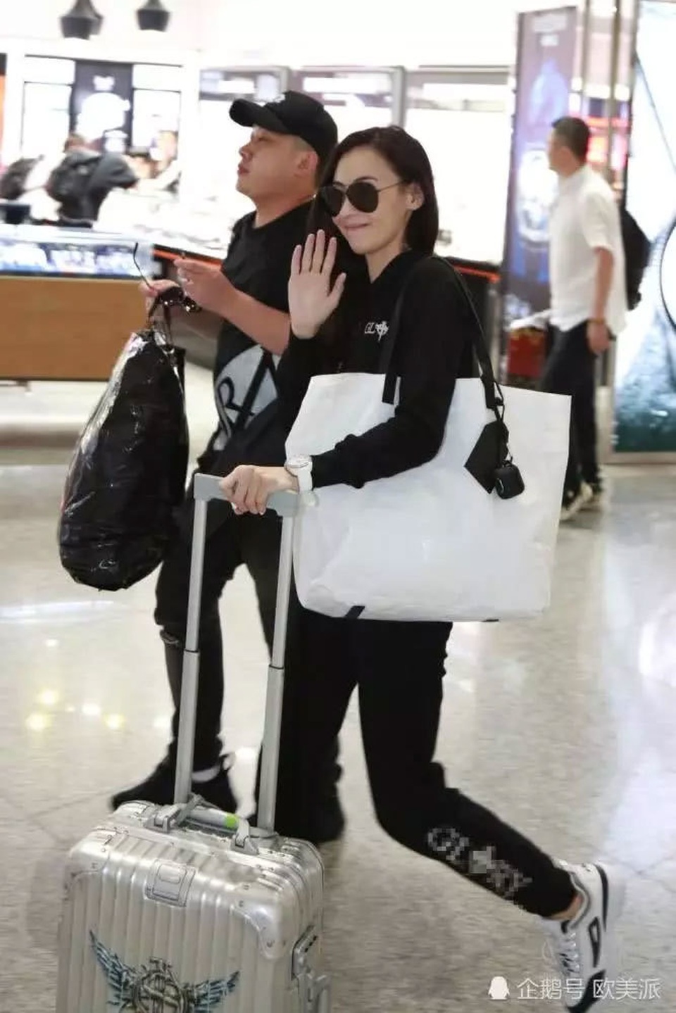 “Bà mẹ ba con” Trương Bá Chi được khen trẻ đẹp như thời thiếu nữ - 2