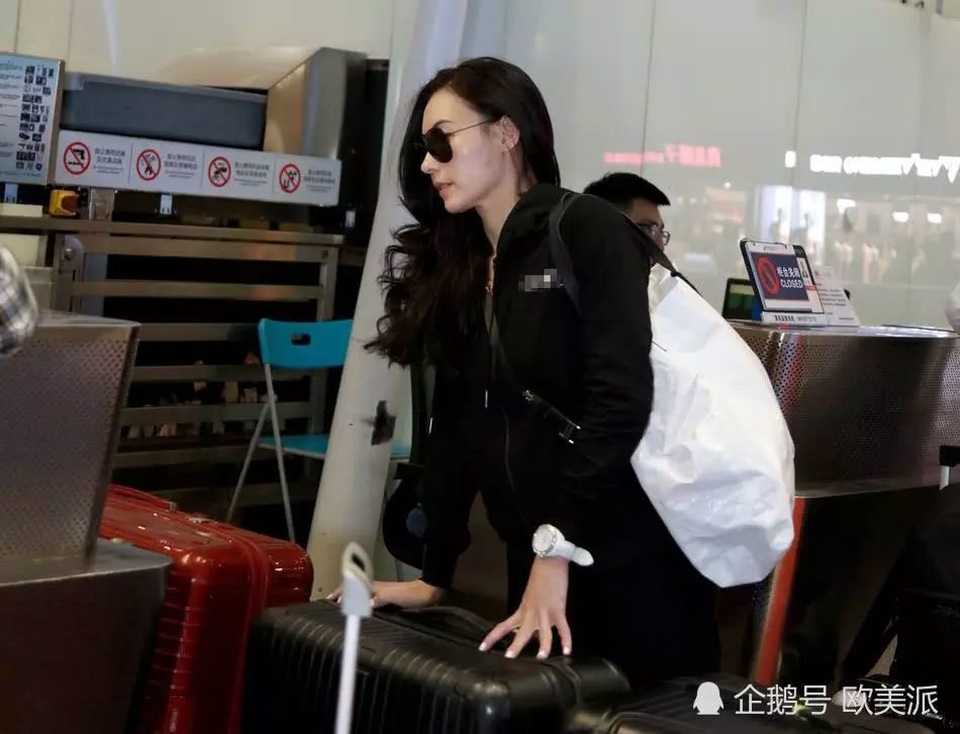 “Bà mẹ ba con” Trương Bá Chi được khen trẻ đẹp như thời thiếu nữ - 1