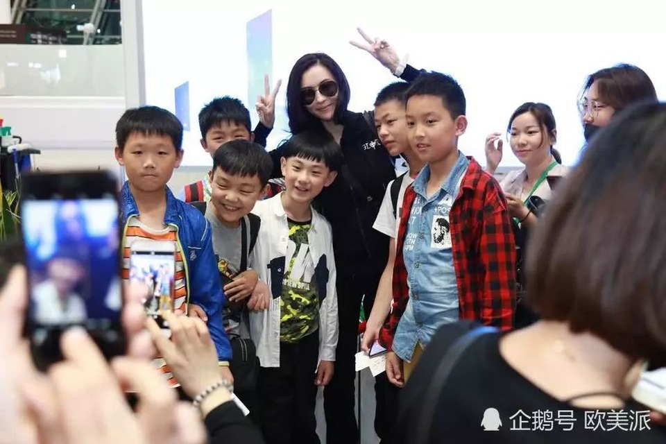 “Bà mẹ ba con” Trương Bá Chi được khen trẻ đẹp như thời thiếu nữ - 7