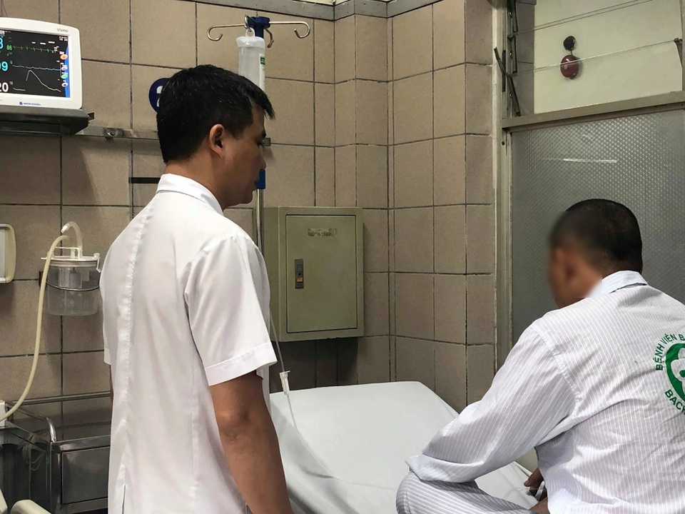 Người đàn ông bất tỉnh, sùi bọt mép sau hút thuốc Lào nghi bị trộn cỏ Mỹ - 1 Người đàn ông bất tỉnh, sùi bọt mép sau hút thuốc Lào nghi bị trộn cỏ Mỹ - 1