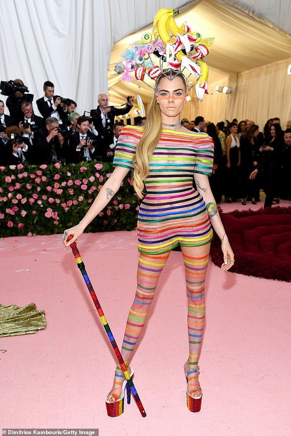 Cara Delevingne đội mũ gắn răng giả, vỏ chuối, trứng ốp dự Met gala - 2 Cara Delevingne đội mũ gắn răng giả, vỏ chuối, trứng ốp dự Met gala - 2