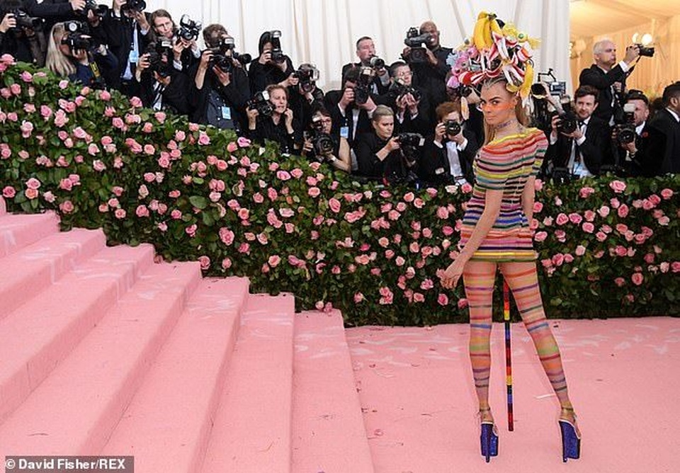 Cara Delevingne đội mũ gắn răng giả, vỏ chuối, trứng ốp dự Met gala - 4 Cara Delevingne đội mũ gắn răng giả, vỏ chuối, trứng ốp dự Met gala - 4