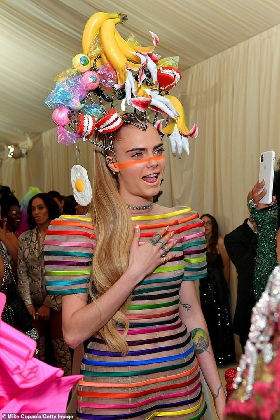 Cara Delevingne đội mũ gắn răng giả, vỏ chuối, trứng ốp dự Met gala - 1 Cara Delevingne đội mũ gắn răng giả, vỏ chuối, trứng ốp dự Met gala - 1