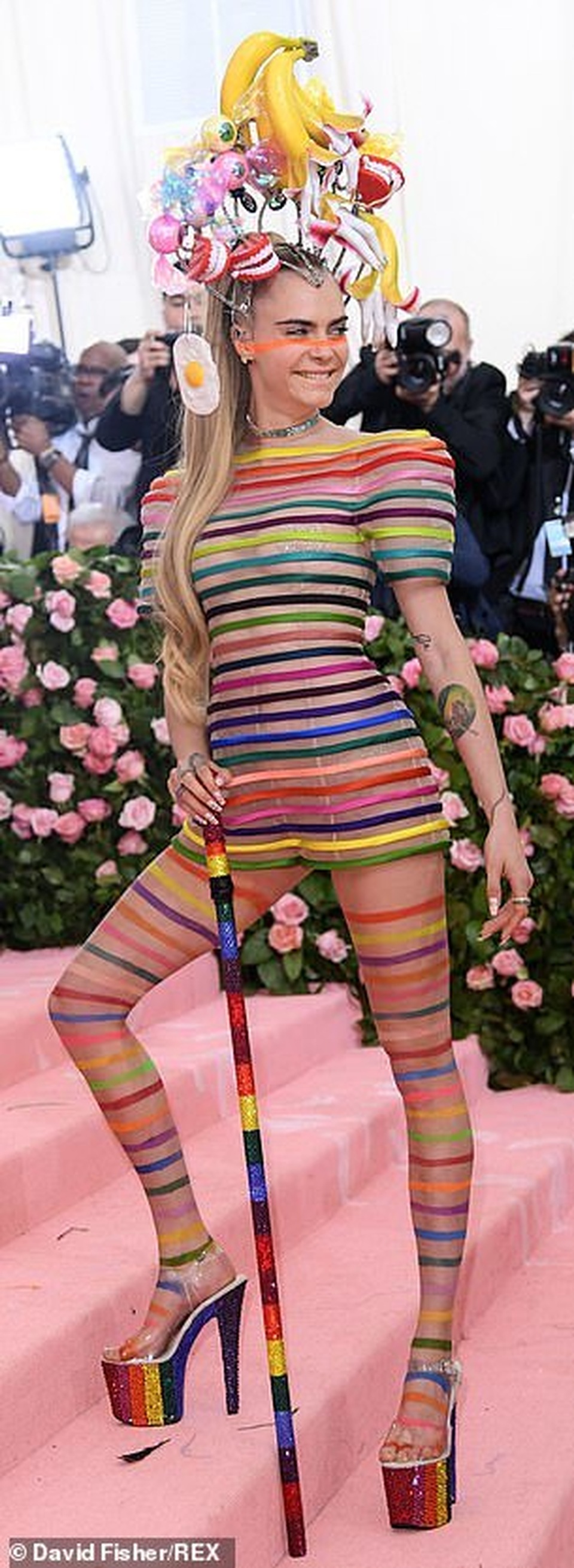 Cara Delevingne đội mũ gắn răng giả, vỏ chuối, trứng ốp dự Met gala - 3 Cara Delevingne đội mũ gắn răng giả, vỏ chuối, trứng ốp dự Met gala - 3