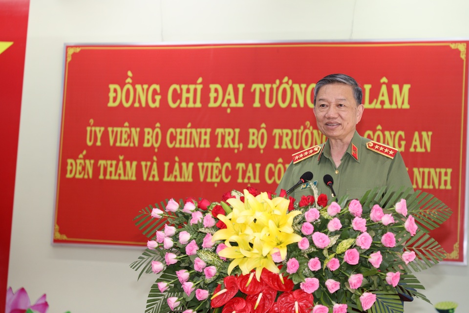Bộ trưởng Bộ Công an: Tây Ninh cần tập trung đấu tranh với buôn lậu, ma túy - 3 Bộ trưởng Bộ Công an: Tây Ninh cần tập trung đấu tranh với buôn lậu, ma túy - 3