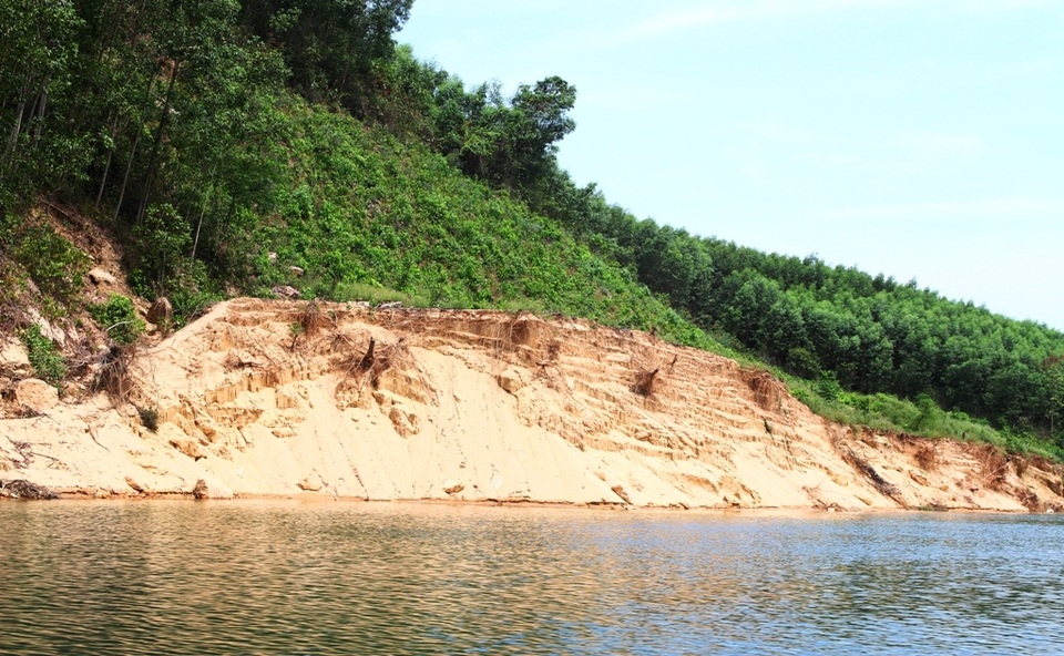 Bất thường gì sau vụ dân lập trận địa cọc tre trên sông ngăn chặn tàu cát? - 3 Bất thường gì sau vụ dân lập trận địa cọc tre trên sông ngăn chặn tàu cát? - 3