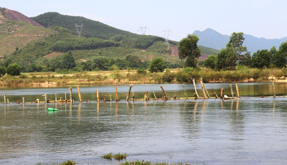 Vụ dân dàn trận địa cọc tre kín mặt sông chống tàu cát: Yêu cầu dừng khai thác! - 3 Vụ dân dàn trận địa cọc tre kín mặt sông chống tàu cát: Yêu cầu dừng khai thác! - 3