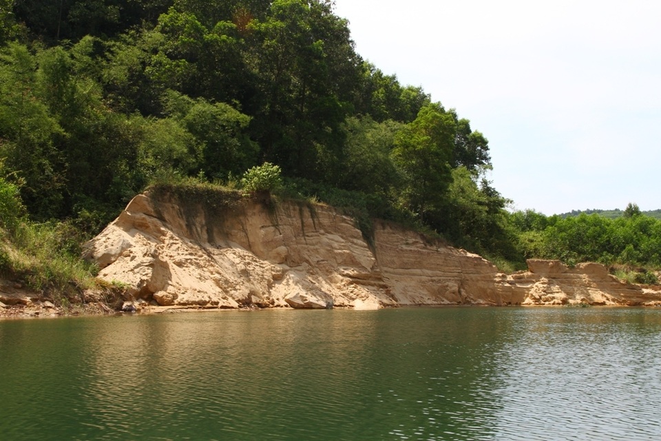 Dàn trận địa cọc tre kín mặt sông, người dân chặn thành công đoàn tàu cát sai phạm - 1 Dàn trận địa cọc tre kín mặt sông, người dân chặn thành công đoàn tàu cát sai phạm - 1