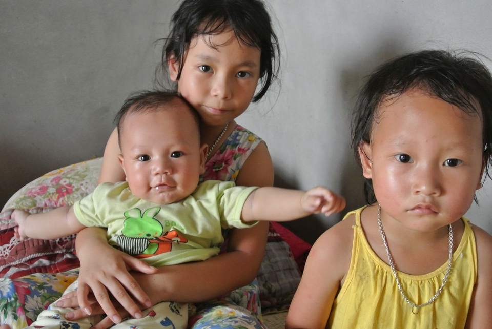 Đi xin sữa cho con, người chồng bị tai nạn tử vong, vợ và 3 con nhỏ bơ vơ - 5 Đi xin sữa cho con, người chồng bị tai nạn tử vong, vợ và 3 con nhỏ bơ vơ - 5